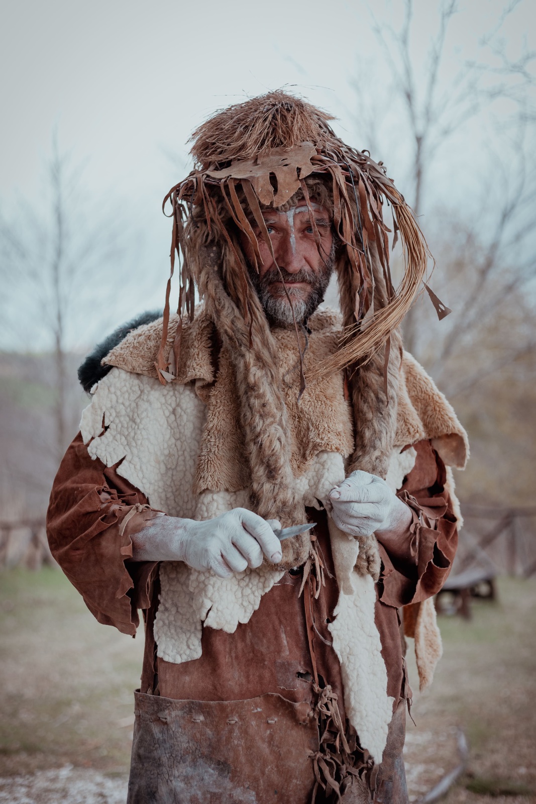 Un uomo in costume durante una rievocazione