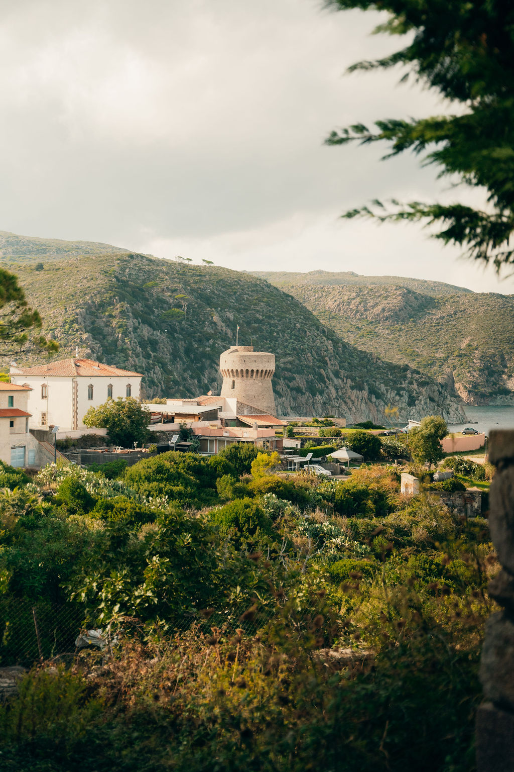 Una torre tra la macchia, il mare dietro